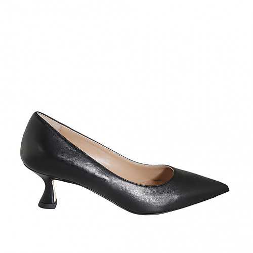 Woman's pointy pump in black leather...