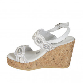 Sandale pour femmes en cuir blanc avec fermetures velcro et perles avec talon compensé 9 - Pointures disponibles:  42, 44 2