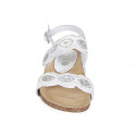 Sandale pour femmes en cuir blanc avec fermetures velcro, perles et strass talon compensé 2 - Pointures disponibles:  32