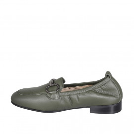 Mocasín para mujer con accesorio y elastico en piel verde oliva tacon 2 - Tallas disponibles:  42, 43, 44 2