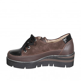 Chaussure à lacets avec fermeture éclair en cuir et daim marron et cuir verni noir talon compensé 4 - Pointures disponibles:  42, 43, 45 2