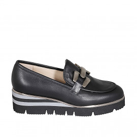 Mocasín para mujer con accesorio en piel negra cuña 4 - Tallas disponibles:  43, 45, 46