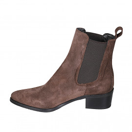 Woman's pointy ankle boot... 2