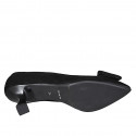 Decolté a punta da donna in camoscio nero con accessorio e tacco a rocchetto 6 - Misure disponibili: 33, 34, 35