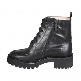 Woman's laced ankle boot... 2