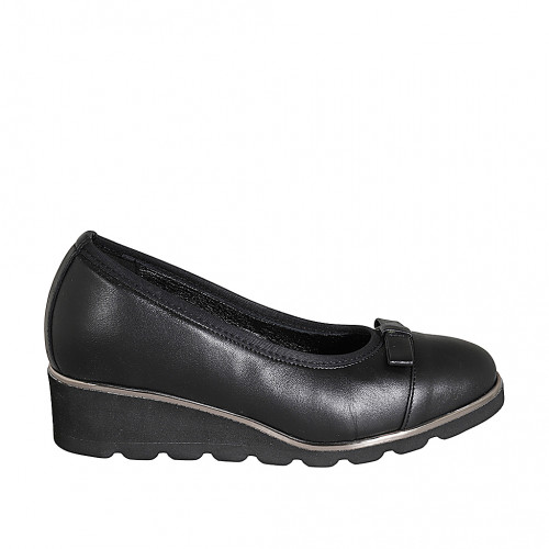 Woman's pump with removable insole, bow and captoe in black leather wedge heel 4 - Available sizes:  42
