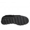 Scarpa accollata da donna con cerniere e plantare estraibile in camoscio e camoscio stampato laminato nero zeppa 3 - Misure disponibili: 32