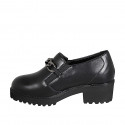 Zapato cerrado para mujer con elasticos, cadena y plantilla extraible en piel negra tacon 5 - Tallas disponibles:  42, 44