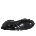 Scarpa accollata da donna con elastici, catena e plantare estraibile in pelle nera tacco 5 - Misure disponibili: 42, 44