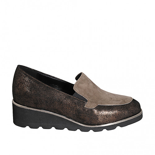 Mocasino para mujer con elasticos y plantilla extraible en gamuza beis y laminada latón cuña 4 - Tallas disponibles:  42, 43