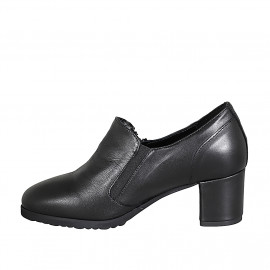 Woman's highfronted shoe with elastic band, zipper and removable insole in black leather heel 6 - Available sizes:  43 2