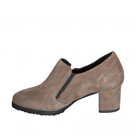 Scarpa accollata da donna con elastico, cerniera e plantare estraibile in camoscio taupe tacco 6 - Misure disponibili: 43, 45 2