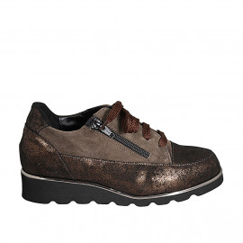 Scarpa stringata da donna con cerniera e plantare estraibile in camoscio taupe e laminato ottone zeppa 3 - Misure disponibili: 42, 43, 45