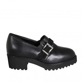 Zapato cerrado para mujer con elasticos, plantilla extraible y hebilla en piel y gamuza negra tacon 5 - Tallas disponibles:  42, 44