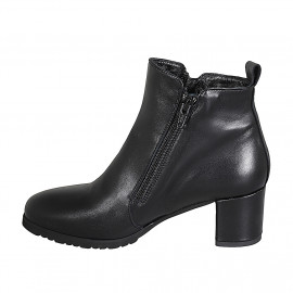 Woman's ankle boot in black... 2