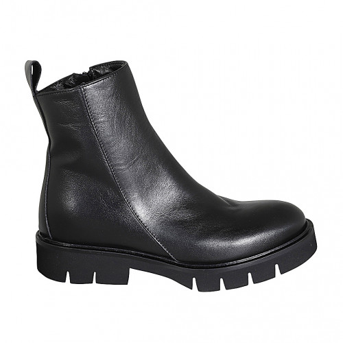Woman's ankle boot in black leather...
