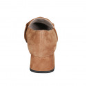 Mocasín para mujer con accesorio en gamuza cognac tacon 4 - Tallas disponibles:  43, 45