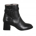 Stivaletto da donna con cerniera, elastico ed accessorio in pelle nera con tacco 5 - Misure disponibili: 32