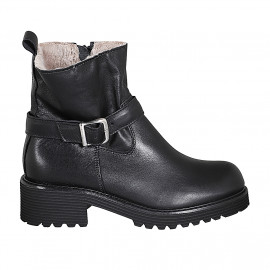 Woman's ankle boot in black...