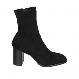 Woman's ankle boot in black...