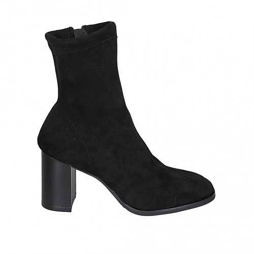Woman's ankle boot in black elastic...