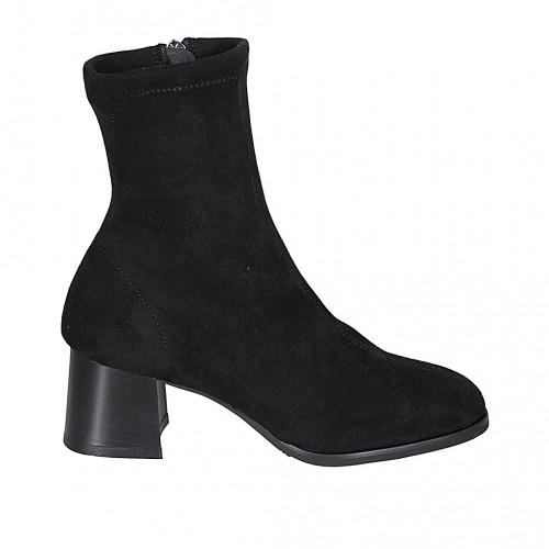 Woman's ankle boot in black elastic...