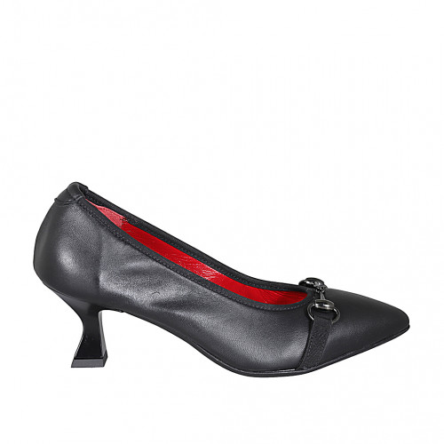 Woman's pointy pump in black leather...