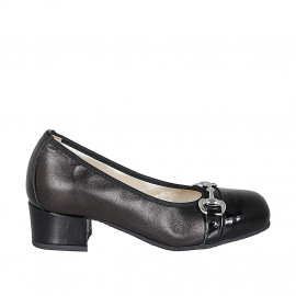 Woman's pump with removable insole, accessory and captoe in black leather and patent leather heel 3 - Available sizes:  32