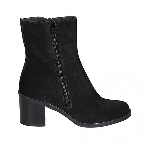 Woman's ankle boot in black suede...