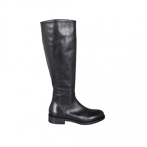 Woman's boot with zipper in black...