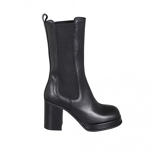 Woman's high ankle boot in black...
