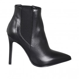 Woman's pointy ankle boot...
