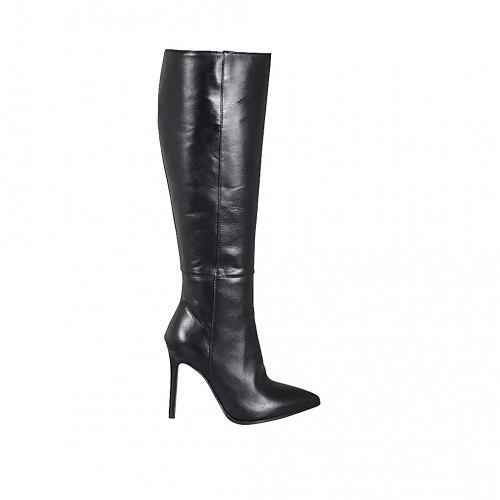 Woman's pointy boot in black leather...