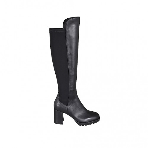 Woman's knee-high boot in black...