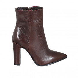 Woman's pointy ankle boot...