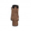Stivaletto a punta squadrata da donna con cerniera e accessorio in camoscio marrone tacco 6 - Misure disponibili: 42, 45