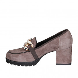 Mocassino da donna con catena in camoscio taupe tacco 6 - Misure disponibili: 43, 45 2