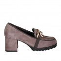 Mocassino da donna con catena in camoscio taupe tacco 6 - Misure disponibili: 43, 45