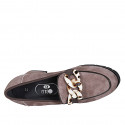 Mocassino da donna con catena in camoscio taupe tacco 6 - Misure disponibili: 43, 45