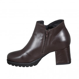 Woman's ankle boot in brown... 2