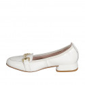 Mocasino para mujer con accesorio en piel color crema tacon 2 - Tallas disponibles:  32, 33, 43, 44, 45