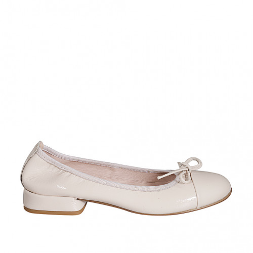 Woman's ballerina shoe in nude patent...