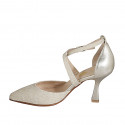 Chaussure ouverte à bout pointu pour femmes avec courroie croisé en cuir laminé et tissu scintillant platine talon 8 - Pointures disponibles:  42