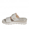 Mule pour femmes avec elastique et boutons en cuir beige clair talon compensé 4 - Pointures disponibles:  44