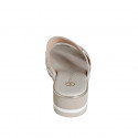 Sabot da donna con elastico e bottoni in pelle beige chiaro zeppa 4 - Misure disponibili: 44