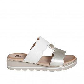 Mule para mujer con elastico y boton en piel blanca y platino cuña 3 - Tallas disponibles:  35