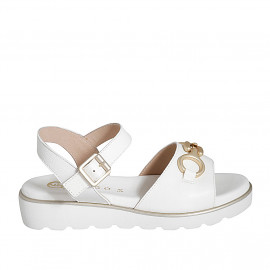 Sandale pour femmes avec accessoire et courroie en cuir blanc talon compensé 3 - Pointures disponibles:  32, 35