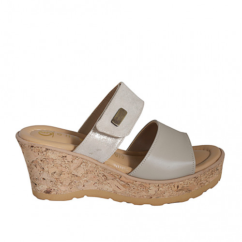 Sabot da donna in pelle grigia e camoscio laminato beige con velcro, plateau e zeppa 7 - Misure disponibili: 31, 35