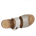 Sabot da donna in pelle grigia e camoscio laminato beige con velcro, plateau e zeppa 7 - Misure disponibili: 31, 35