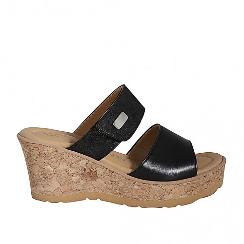 Sabot da donna in pelle e camoscio laminato nero con velcro, plateau e zeppa 7 - Misure disponibili: 35